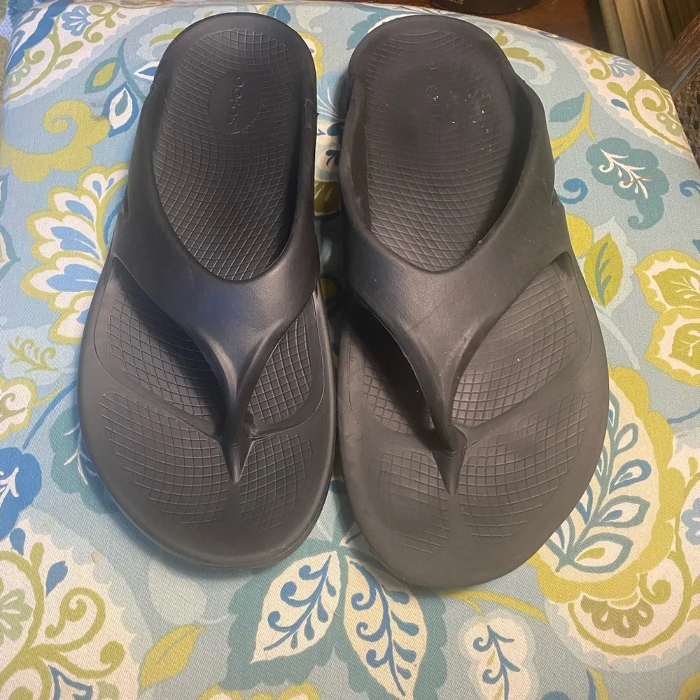 OOFOS Black Recovery Flip Flops Men 13